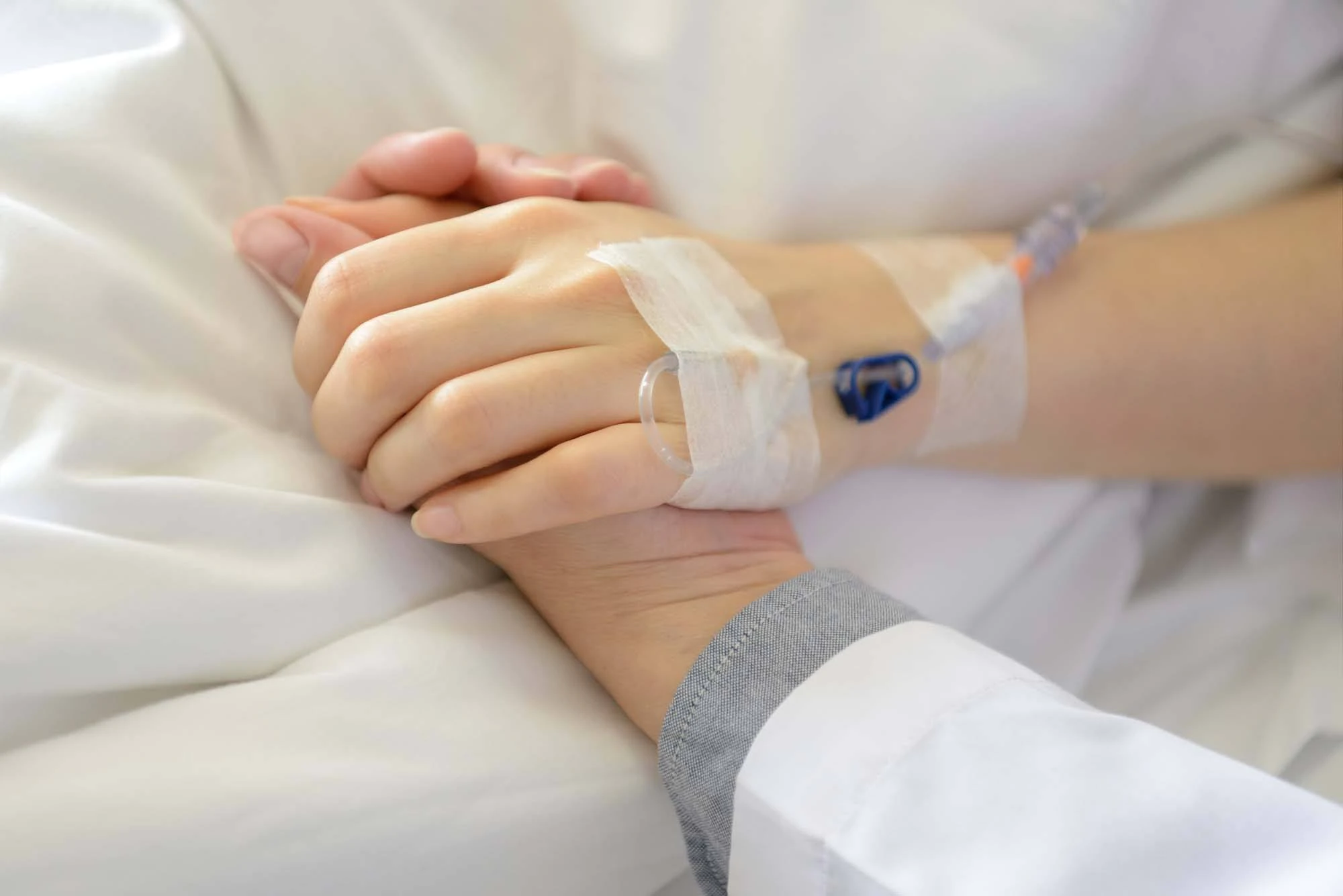 вывод из запоя в стационаре доктор держит за руку пациента